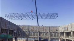 新旅建设柯坪全民健身中心项目球形网架屋面吊装顺利完成